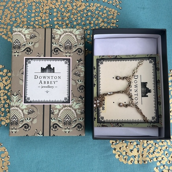 DOWNTOWN ABBEY Crystal Drops Gold Necklace NWT - Picture 2 of 6